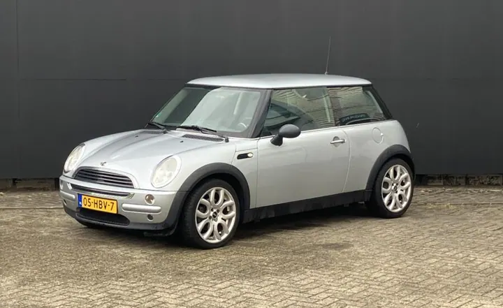 Mini One 1.6i Salt AIRCO 17" sportwielen uit 2003 bij Autobedrijf Erik Küpper