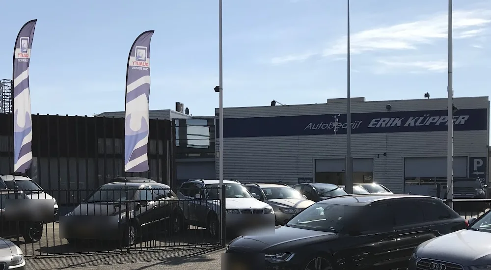 Het verkoopterrein en de werkplaats van Autobedrijf Erik Küpper aan de Jacob Romenweg in Roermond